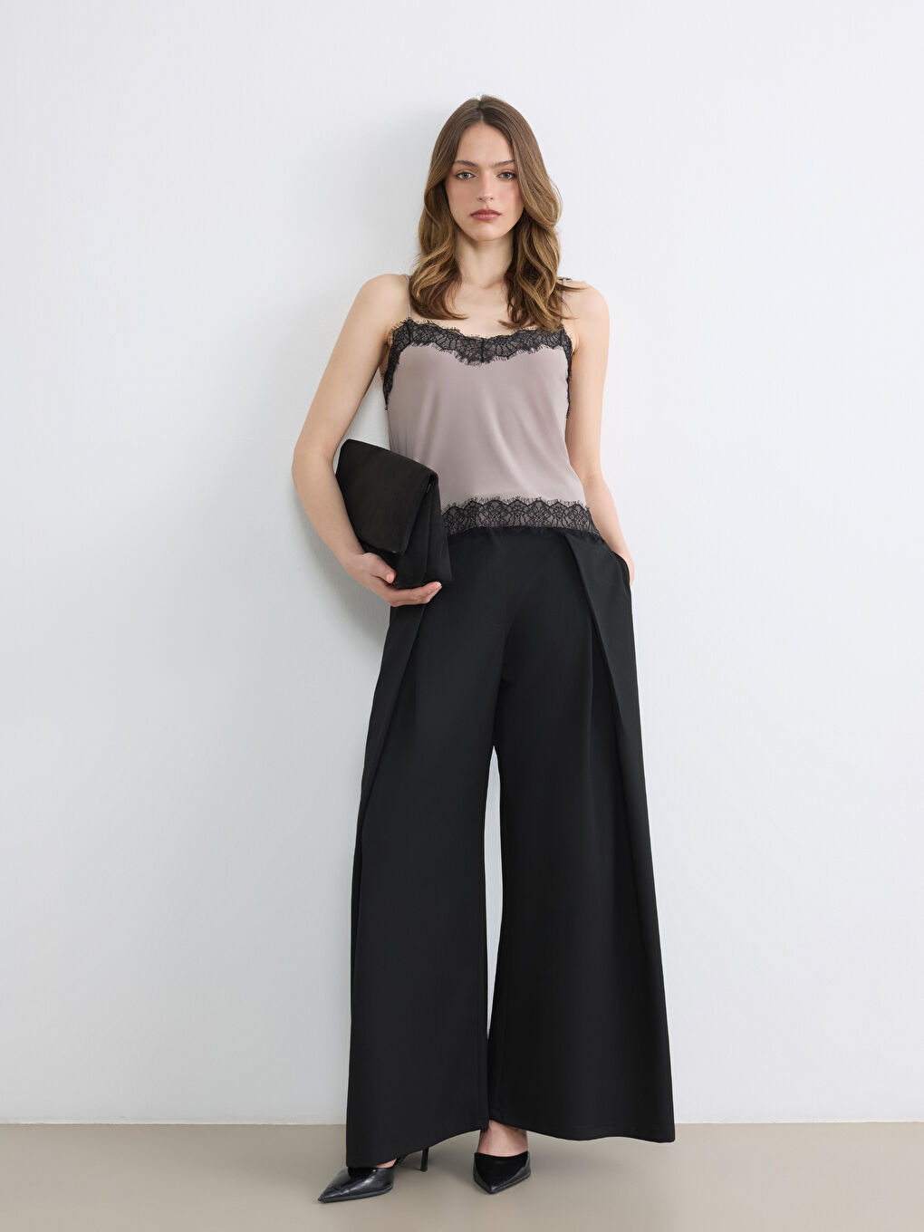 Kahverengi V Yaka Dantel Detaylı İp Askılı Bluz-1