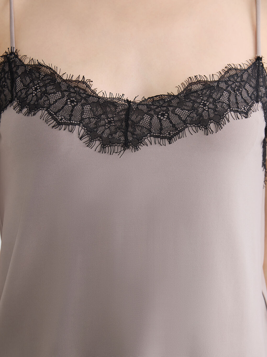 Kahverengi V Yaka Dantel Detaylı İp Askılı Bluz-2