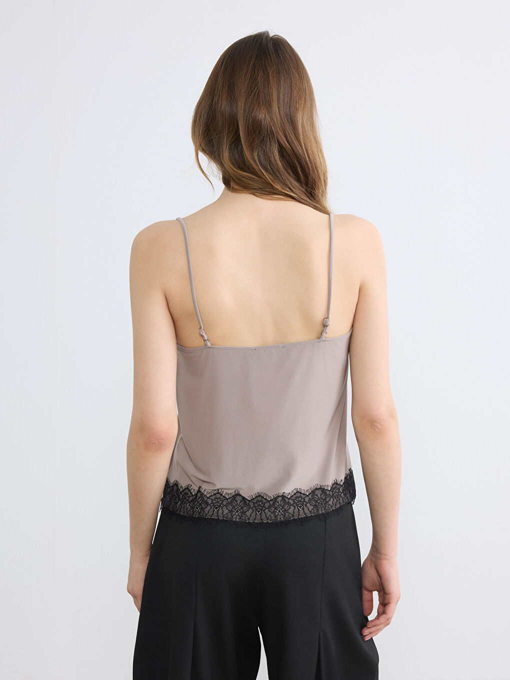 Kahverengi V Yaka Dantel Detaylı İp Askılı Bluz-3