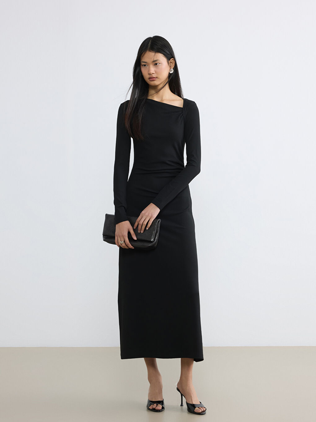 Siyah Kayık Yaka Büzgülü Elbise