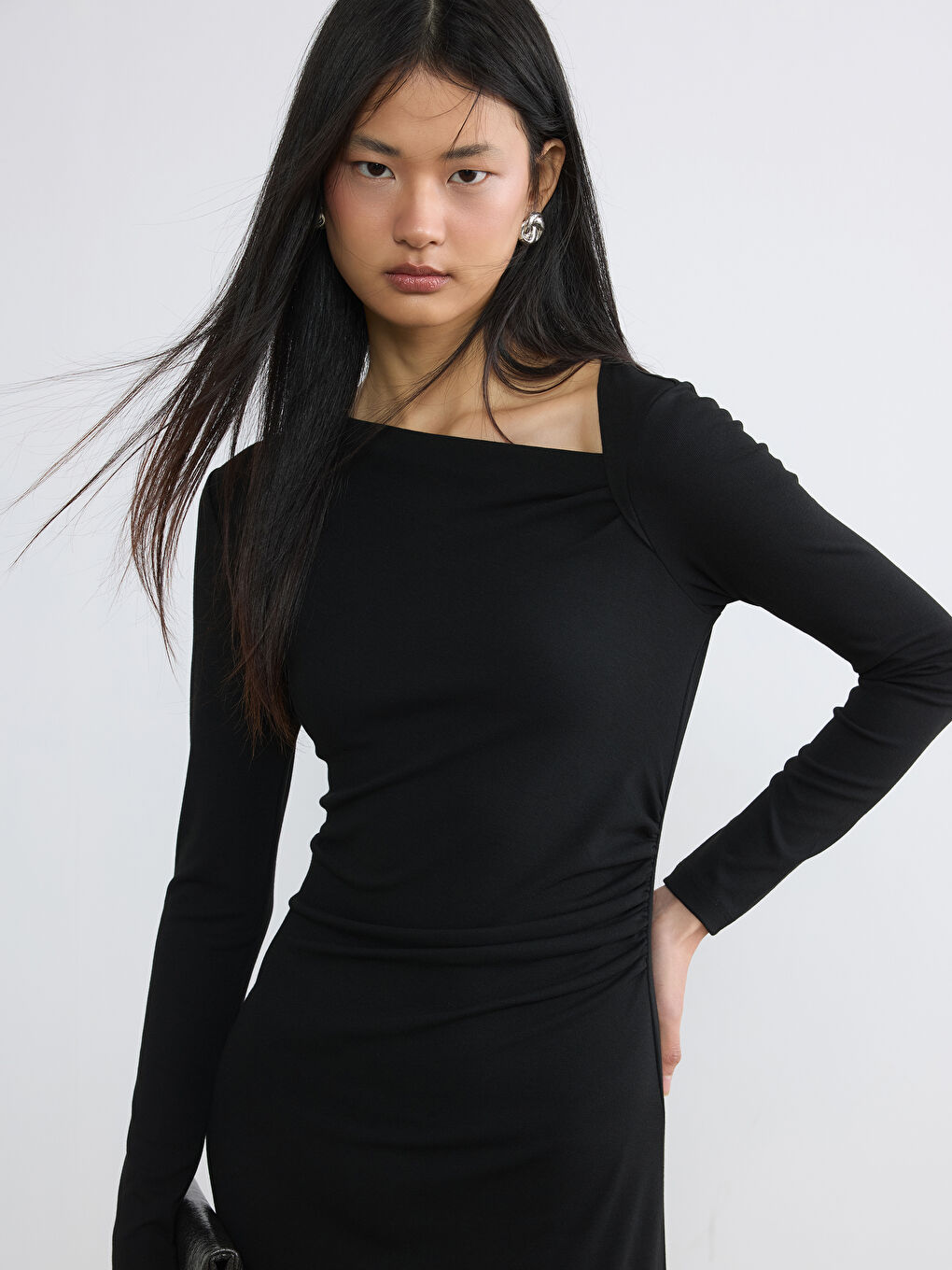 Siyah Kayık Yaka Büzgülü Elbise-1