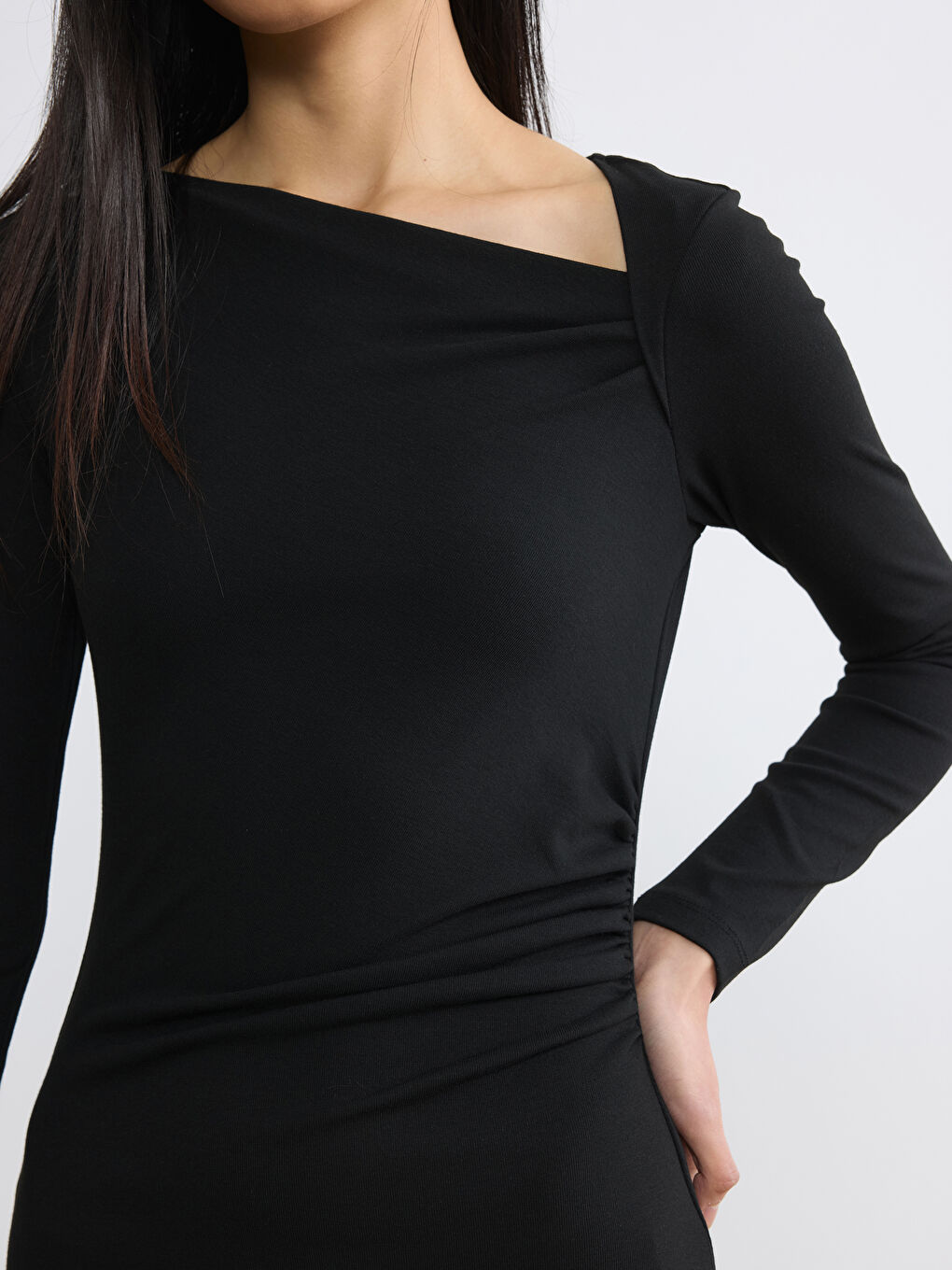 Siyah Kayık Yaka Büzgülü Elbise-2