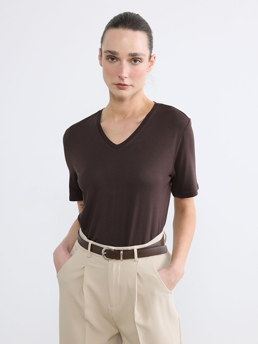 Kahverengi V Yaka Kadın Tişört