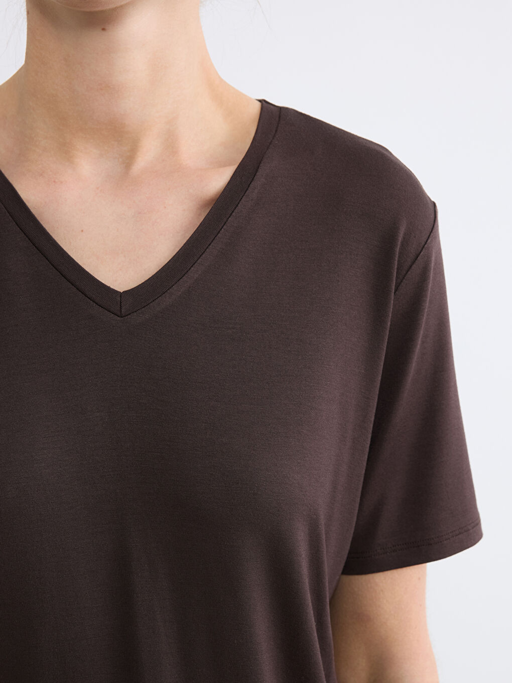 Kahverengi V Yaka Kadın Tişört-2