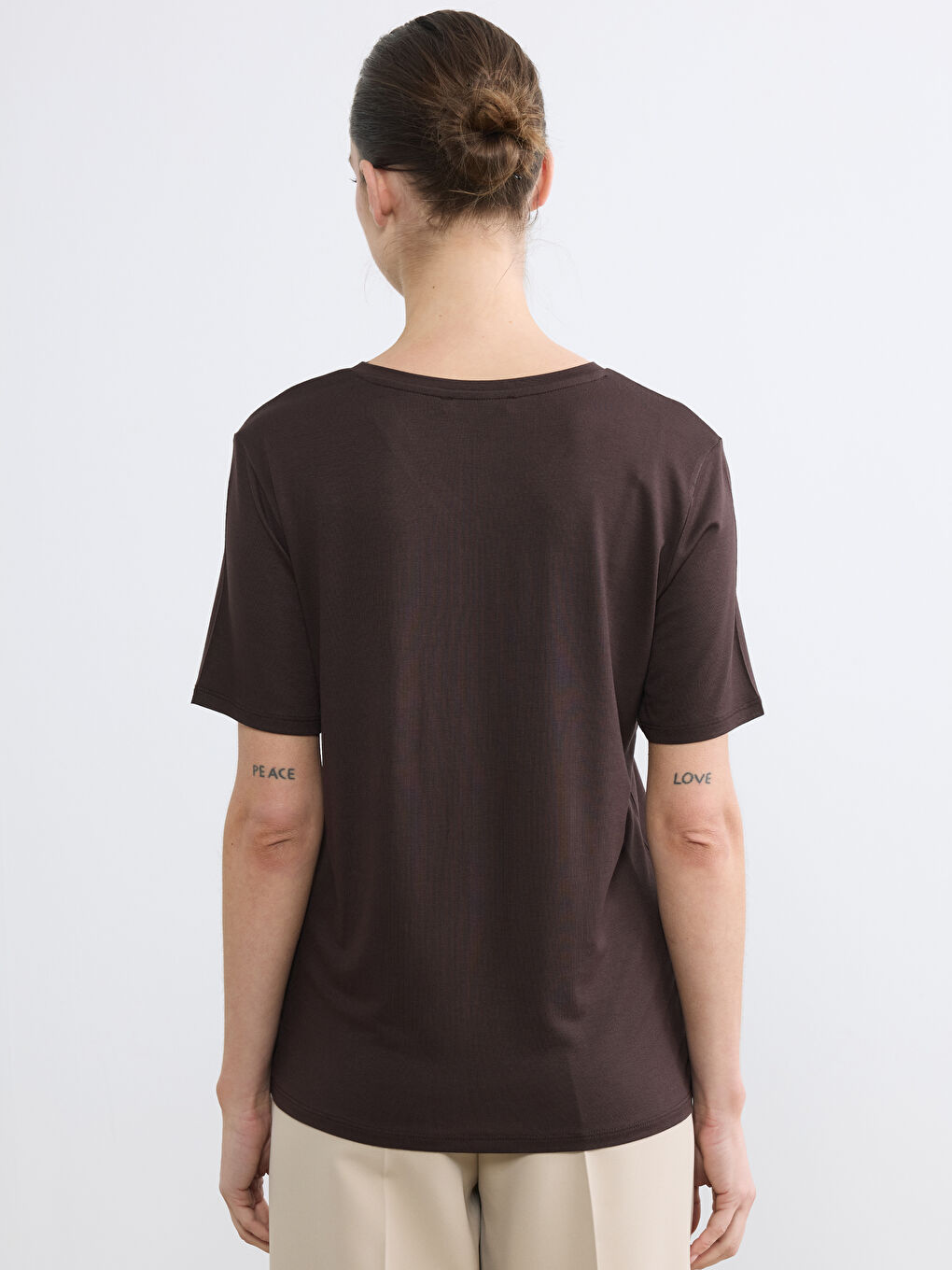 Kahverengi V Yaka Kadın Tişört-3