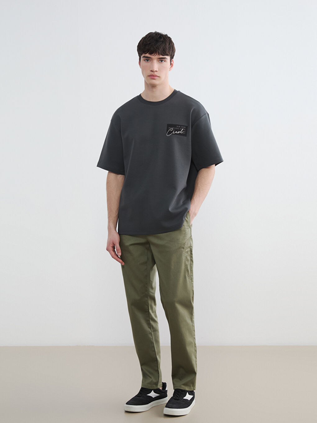 بنطلون رجالي بقصة رفيعة وخصر مرن