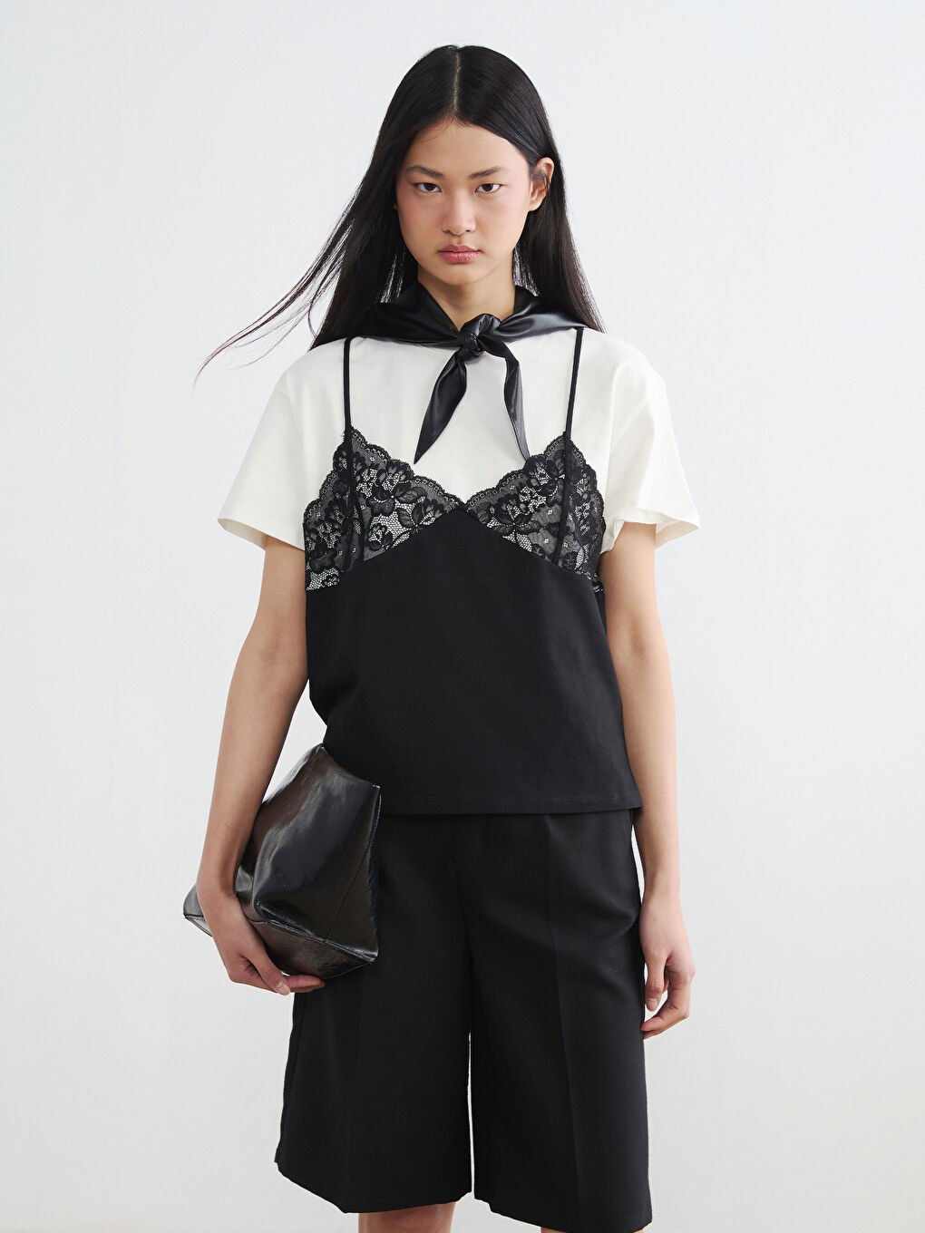 Блузка с кружевной отделкой и круглым вырезом