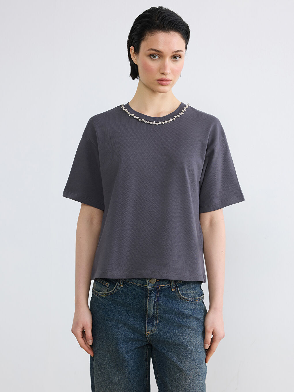 Antrasit Bisiklet Yaka Taşlı Kadın Tişört