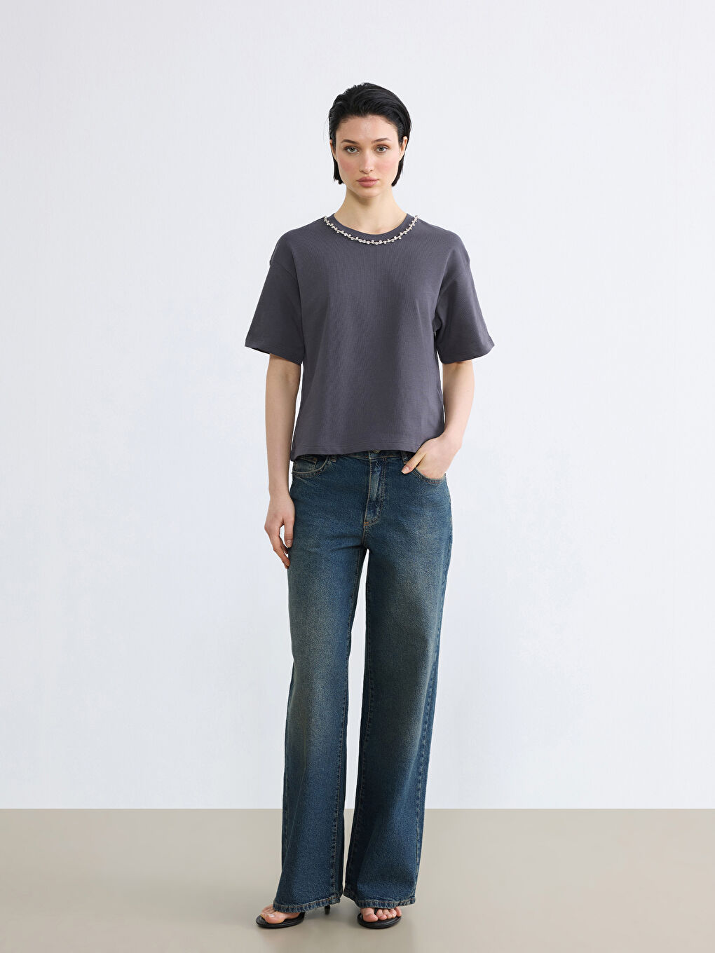 Antrasit Bisiklet Yaka Taşlı Kadın Tişört-1