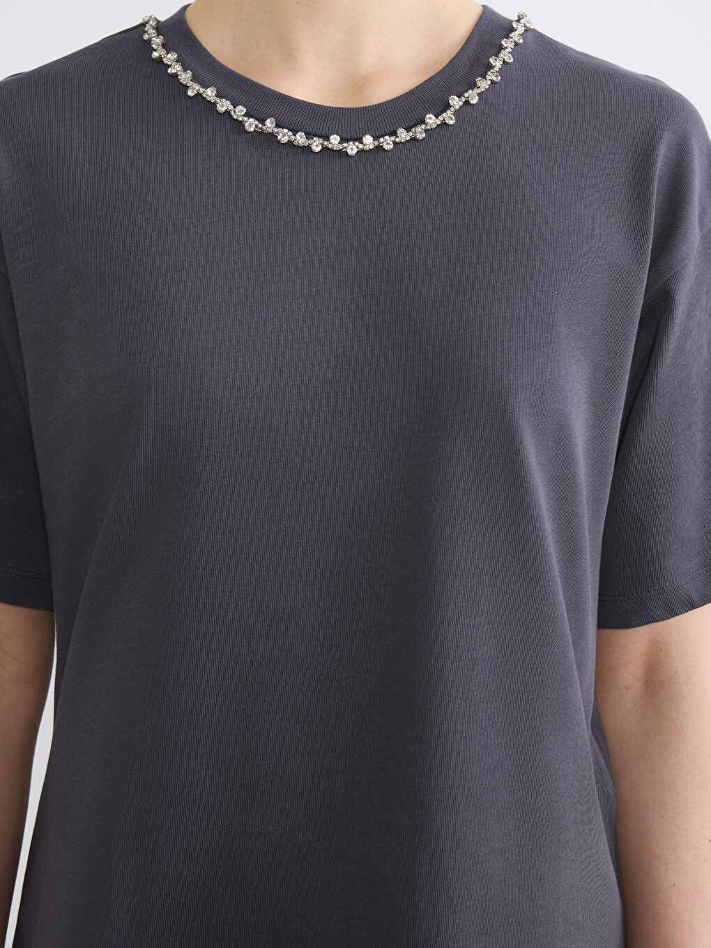 Antrasit Bisiklet Yaka Taşlı Kadın Tişört-2