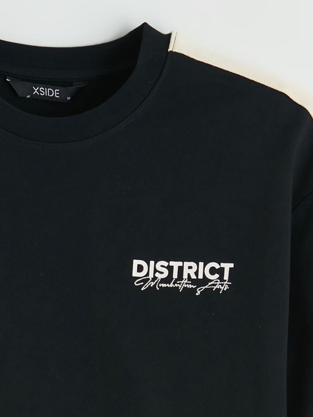 Siyah Bisiklet Yaka Şeritli Baskılı Erkek Tişört-1