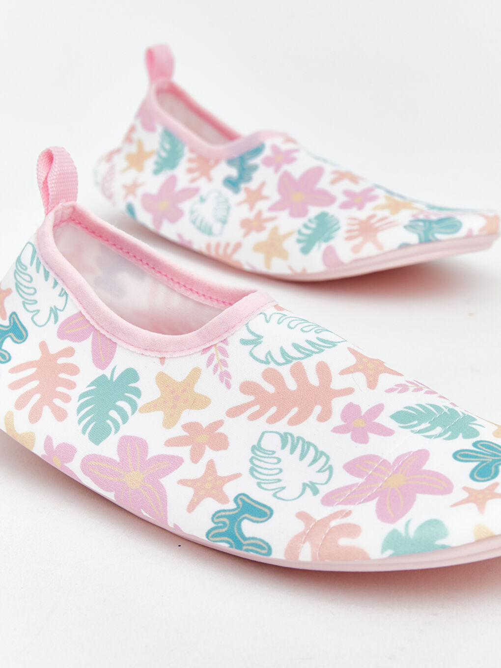 Beyaz Çiçek ve Yaprak Desenli Kız Çocuk Deniz Ayakkabısı-2