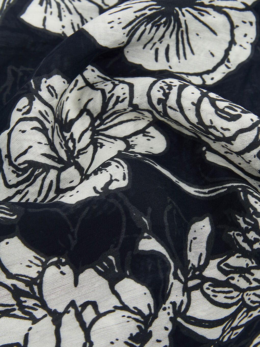 Siyah Çiçek Desenli Kadın Eşarp-2