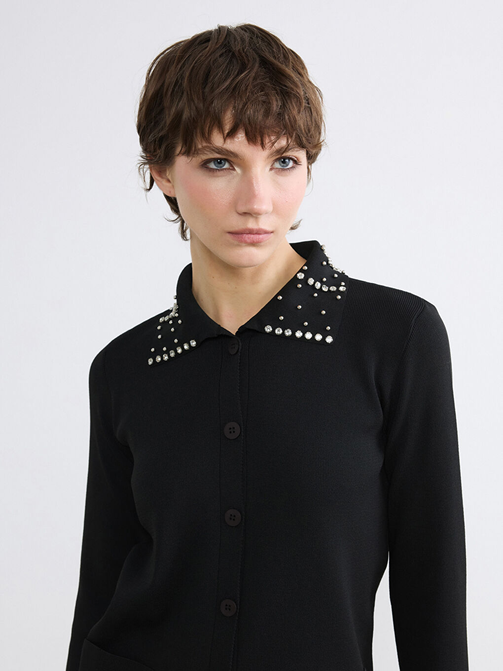 Siyah Polo Yaka Taş İşlemeli Kadın Triko Hırka