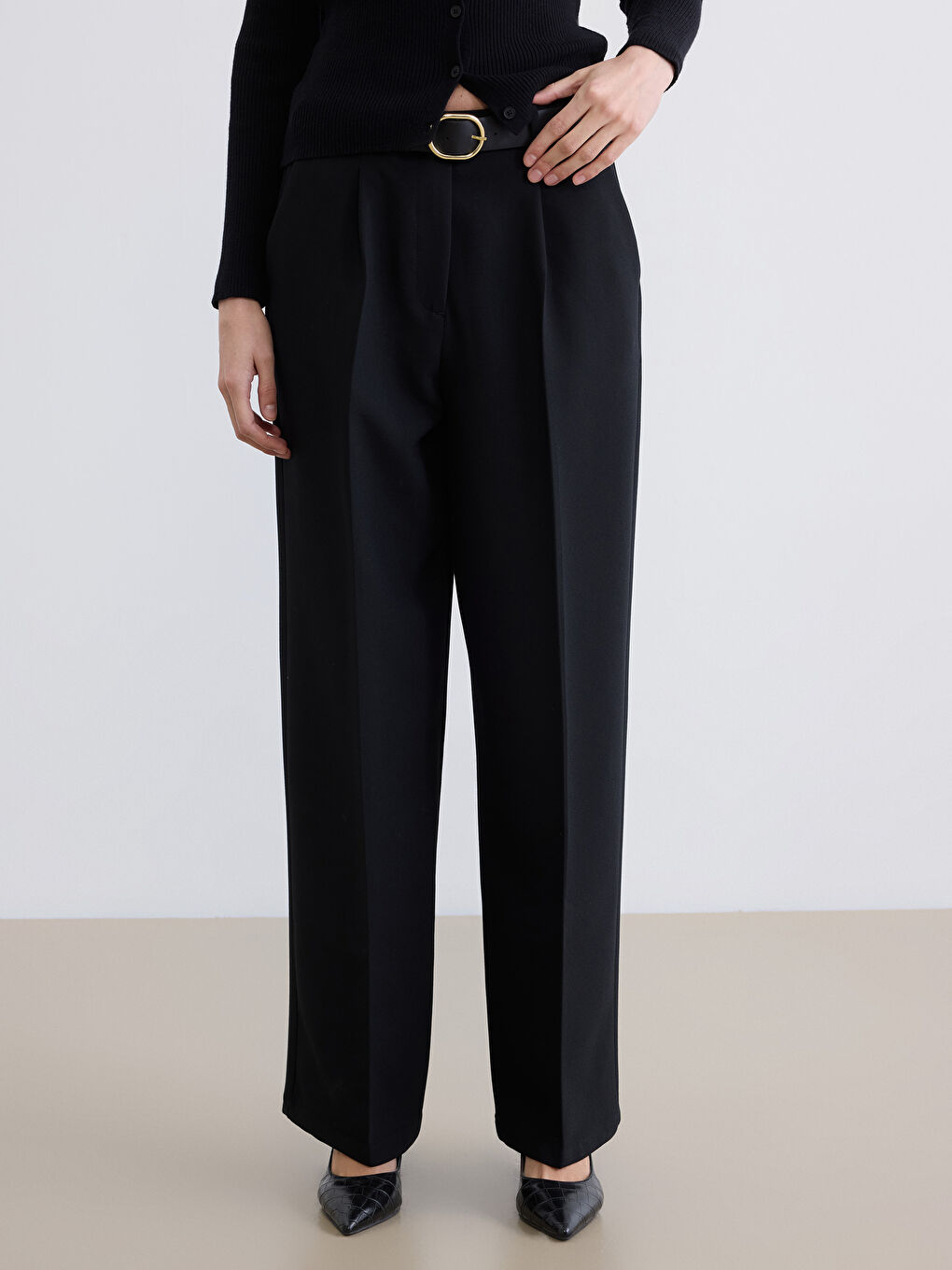 Siyah Beli Kemerli Kadın Pileli Kumaş Pantolon-1