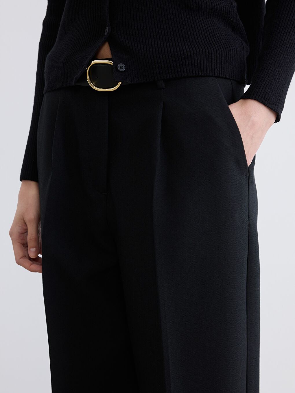 Siyah Beli Kemerli Kadın Pileli Kumaş Pantolon-2