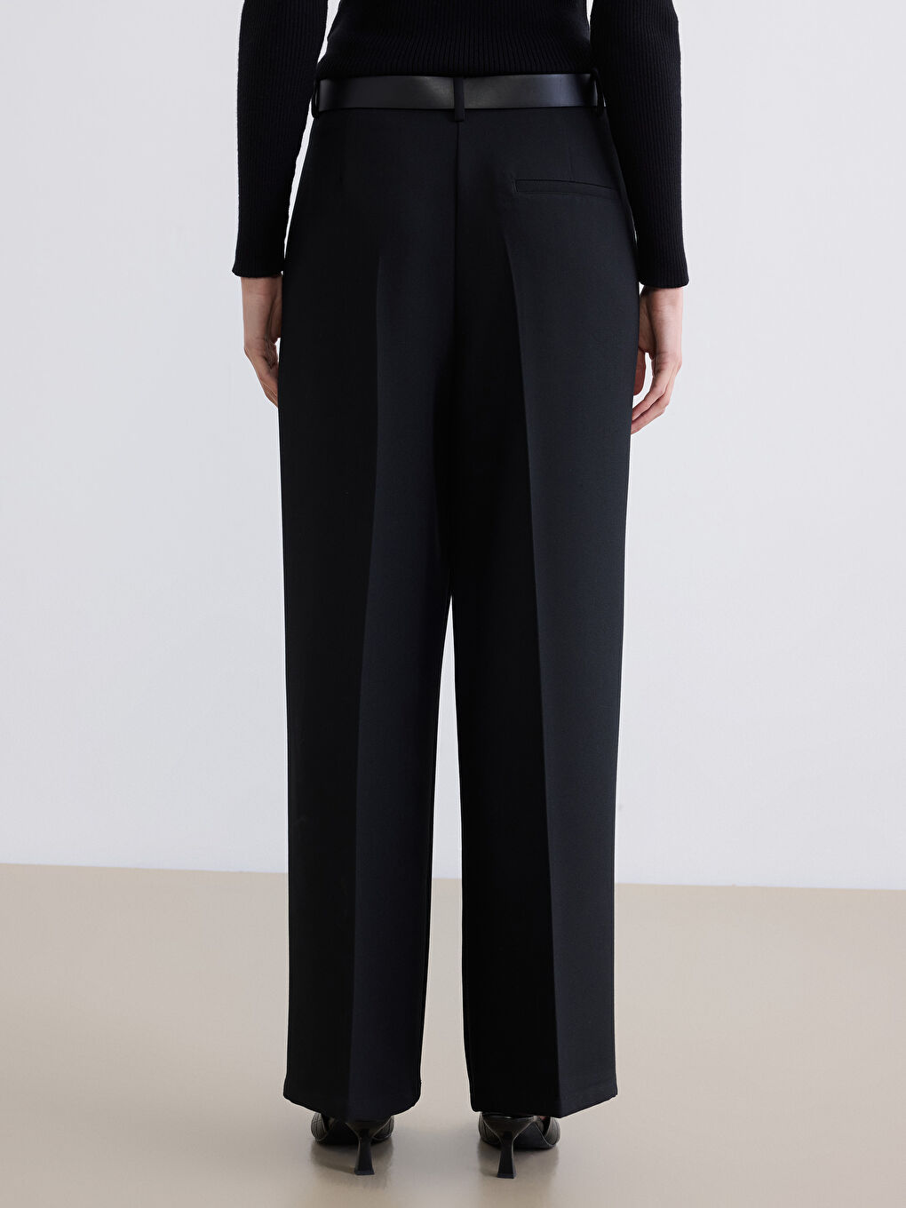 Siyah Beli Kemerli Kadın Pileli Kumaş Pantolon-3