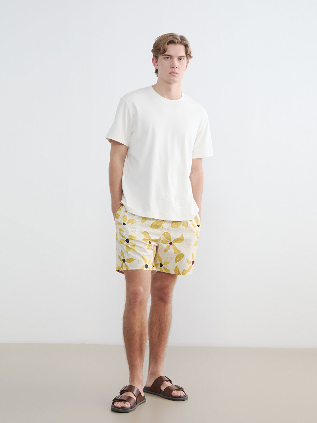 Sarı Kısa Boy Desenli Erkek Deniz Şortu