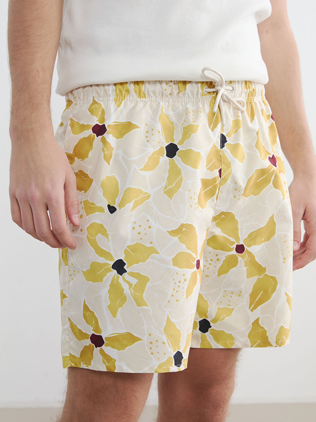 Sarı Kısa Boy Desenli Erkek Deniz Şortu-2