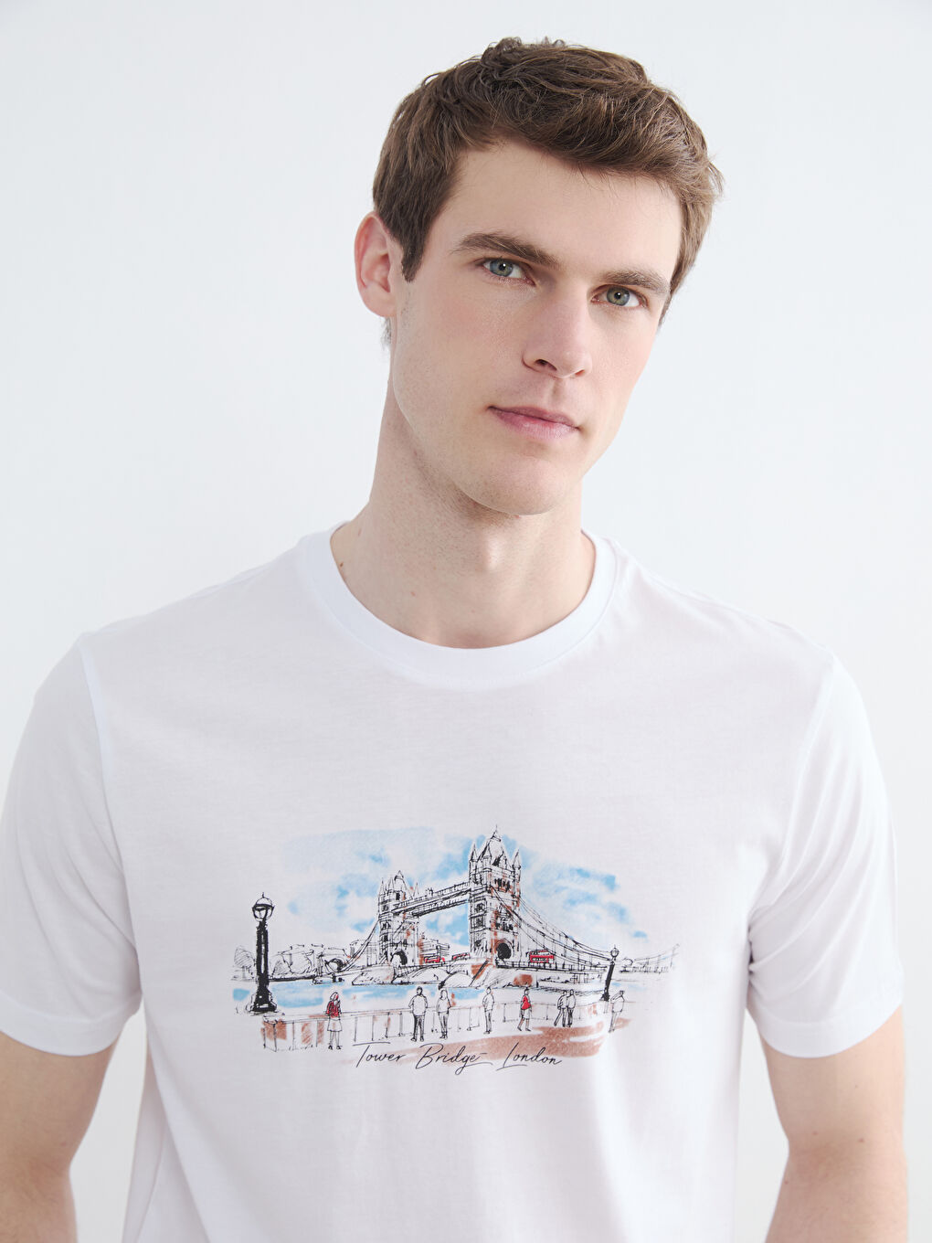 Beyaz Bisiklet Yaka Londra Baskılı Erkek Tişört