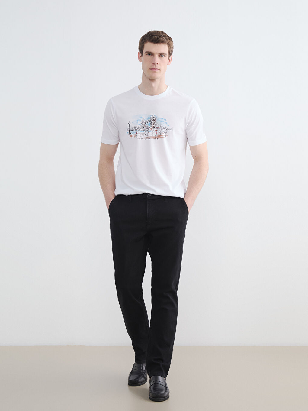 Beyaz Bisiklet Yaka Londra Baskılı Erkek Tişört-1