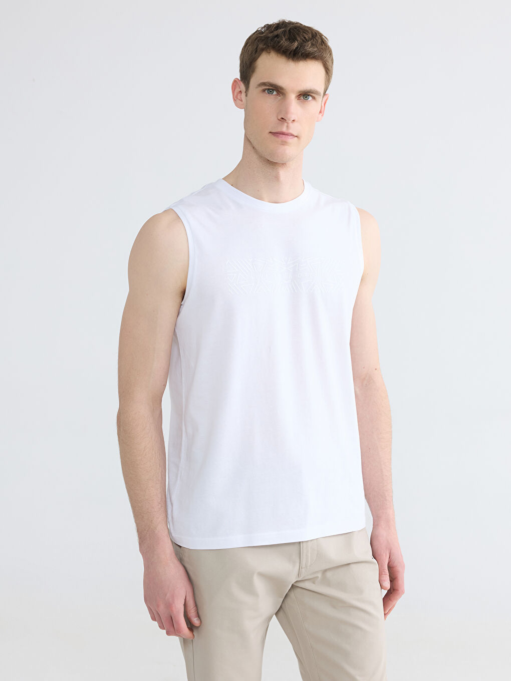 Beyaz Bisiklet Yaka Baskılı Erkek Kolsuz Tişört