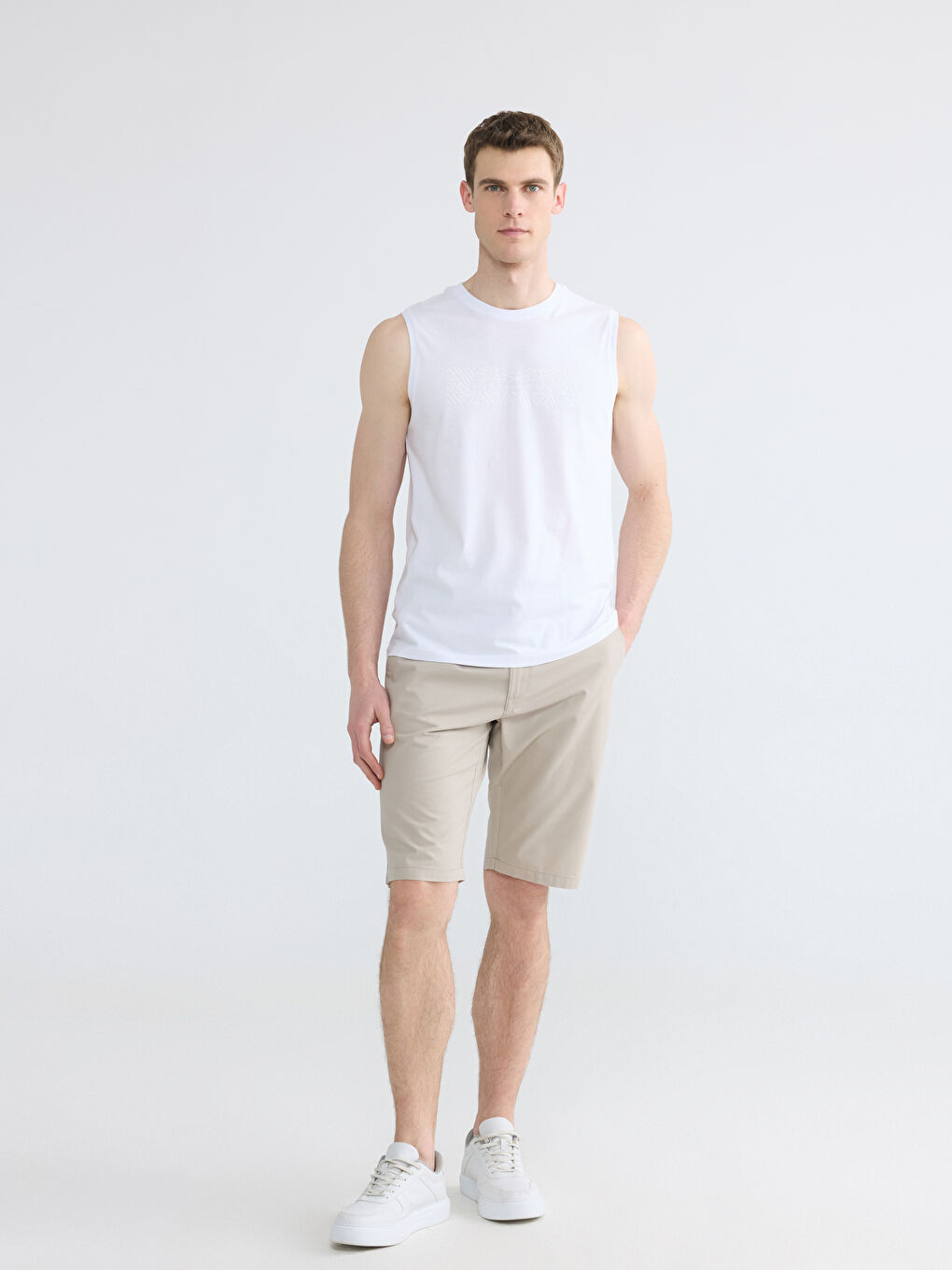 Beyaz Bisiklet Yaka Baskılı Erkek Kolsuz Tişört-1