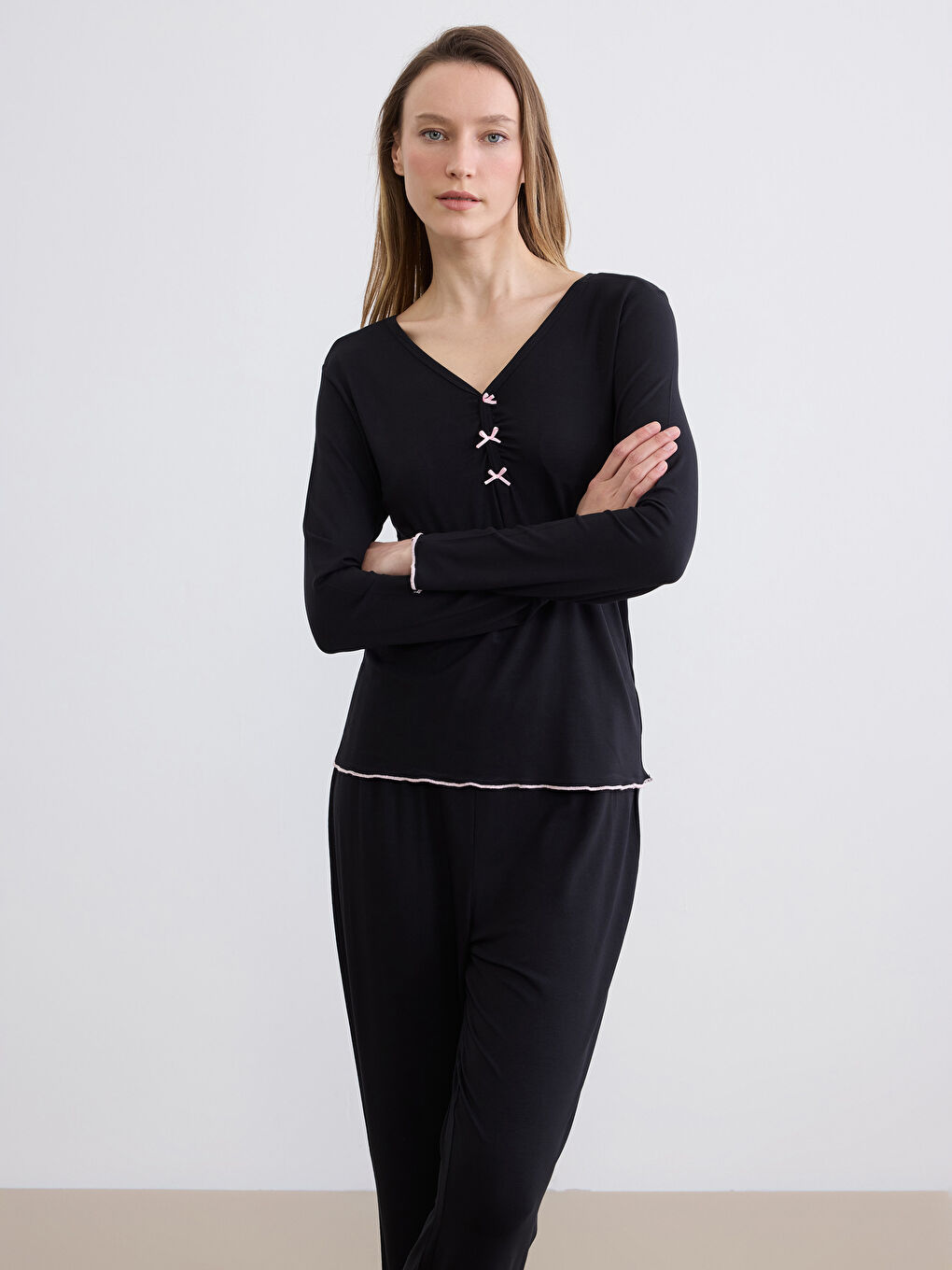 Жіночий комплект піжами з V-подібним вирізом-1