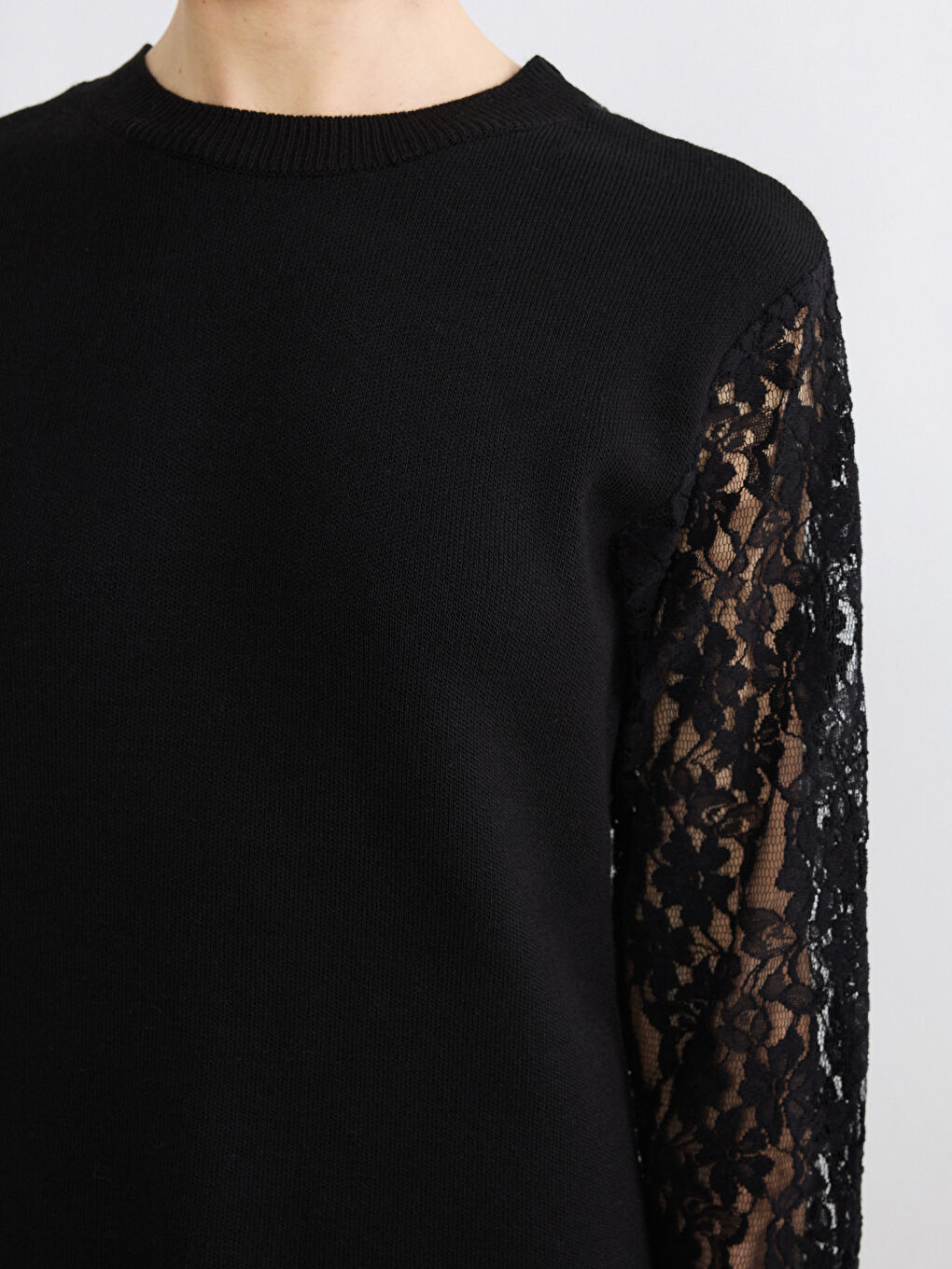 Siyah Bisiklet Yaka Dantel Detaylı Kadın Triko Kazak-3