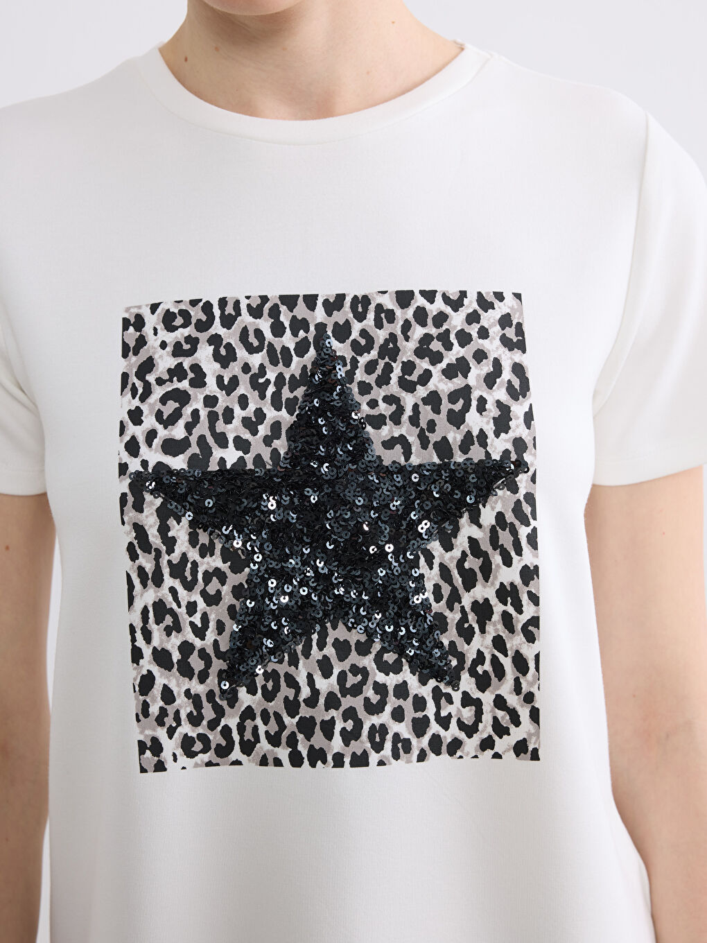 Ekru Bisiklet Yaka Payetli Kadın Tişört-2