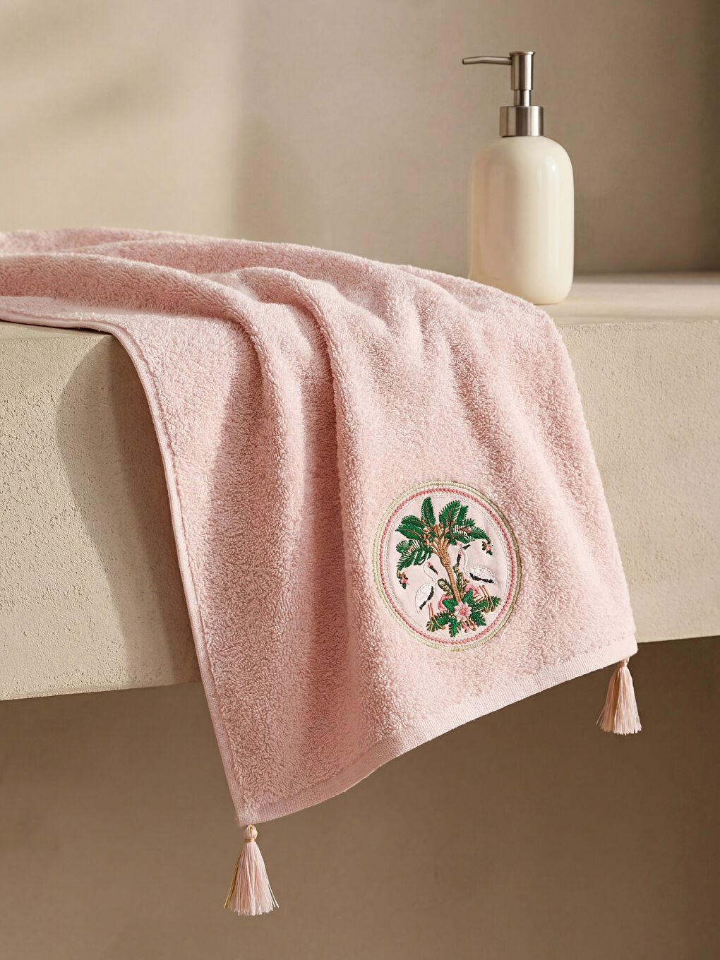 Pembe Palmiye Nakışlı Püsküllü Yüz Havlusu 50x80 cm