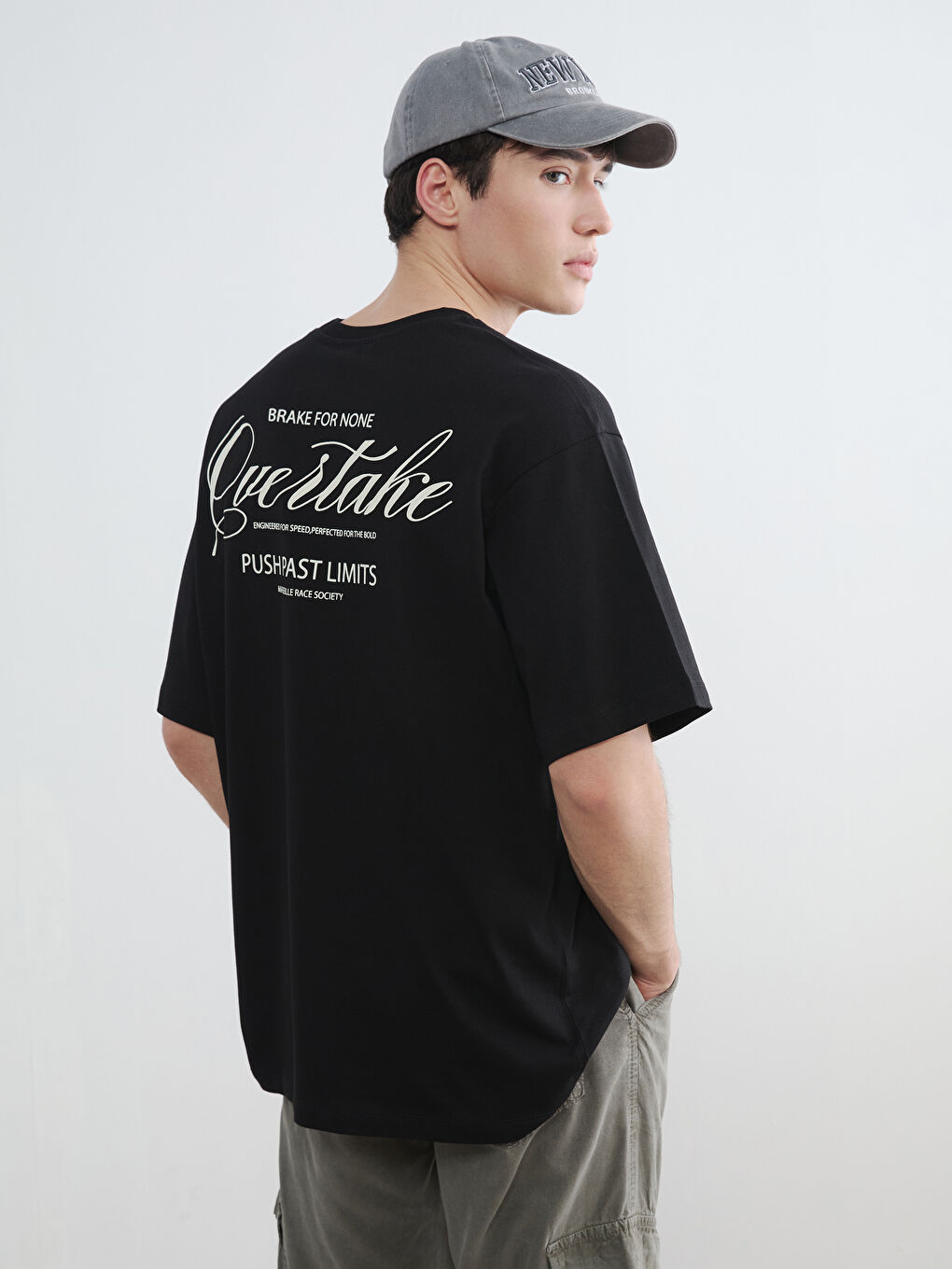 Siyah Bisiklet Yaka Baskılı Erkek Tişört