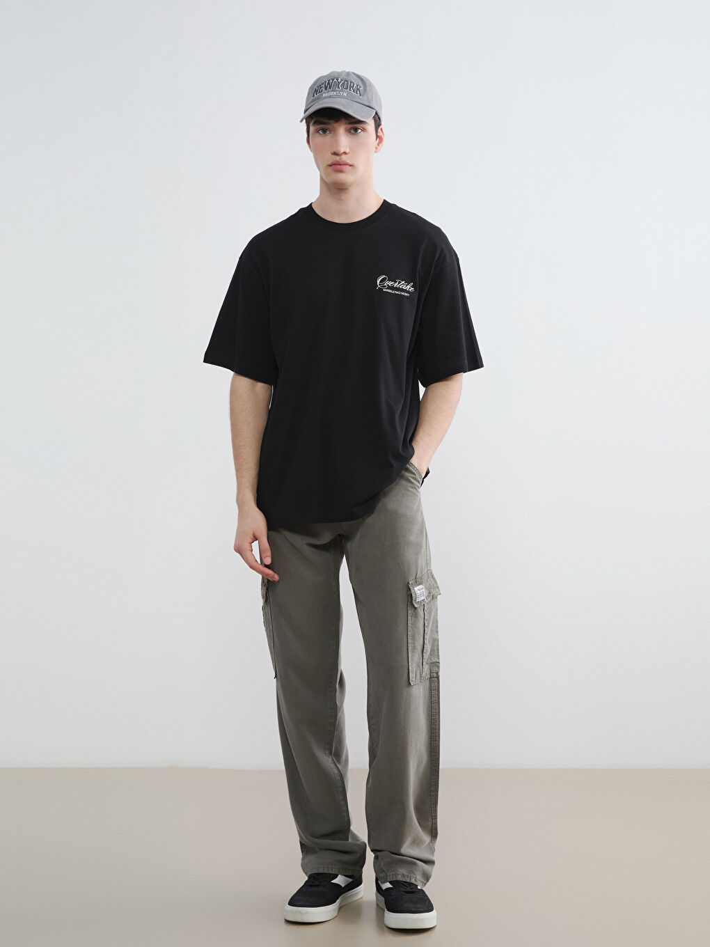 Siyah Bisiklet Yaka Baskılı Erkek Tişört-1