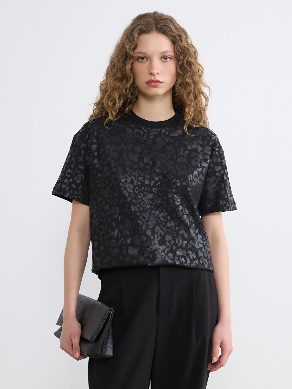 Siyah Bisiklet Yaka Leopar Desenli Kadın Tişört