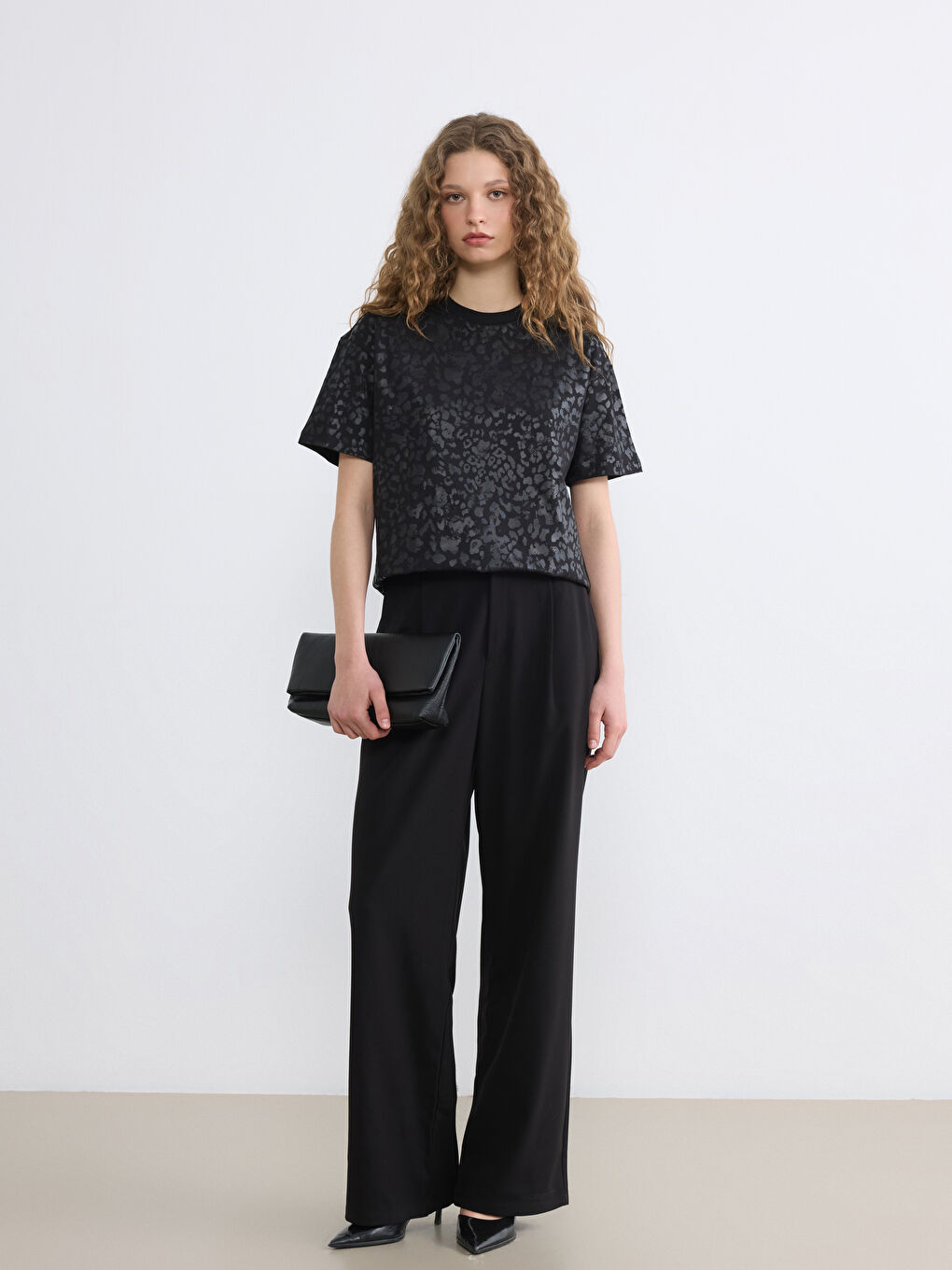 Siyah Bisiklet Yaka Leopar Desenli Kadın Tişört-1