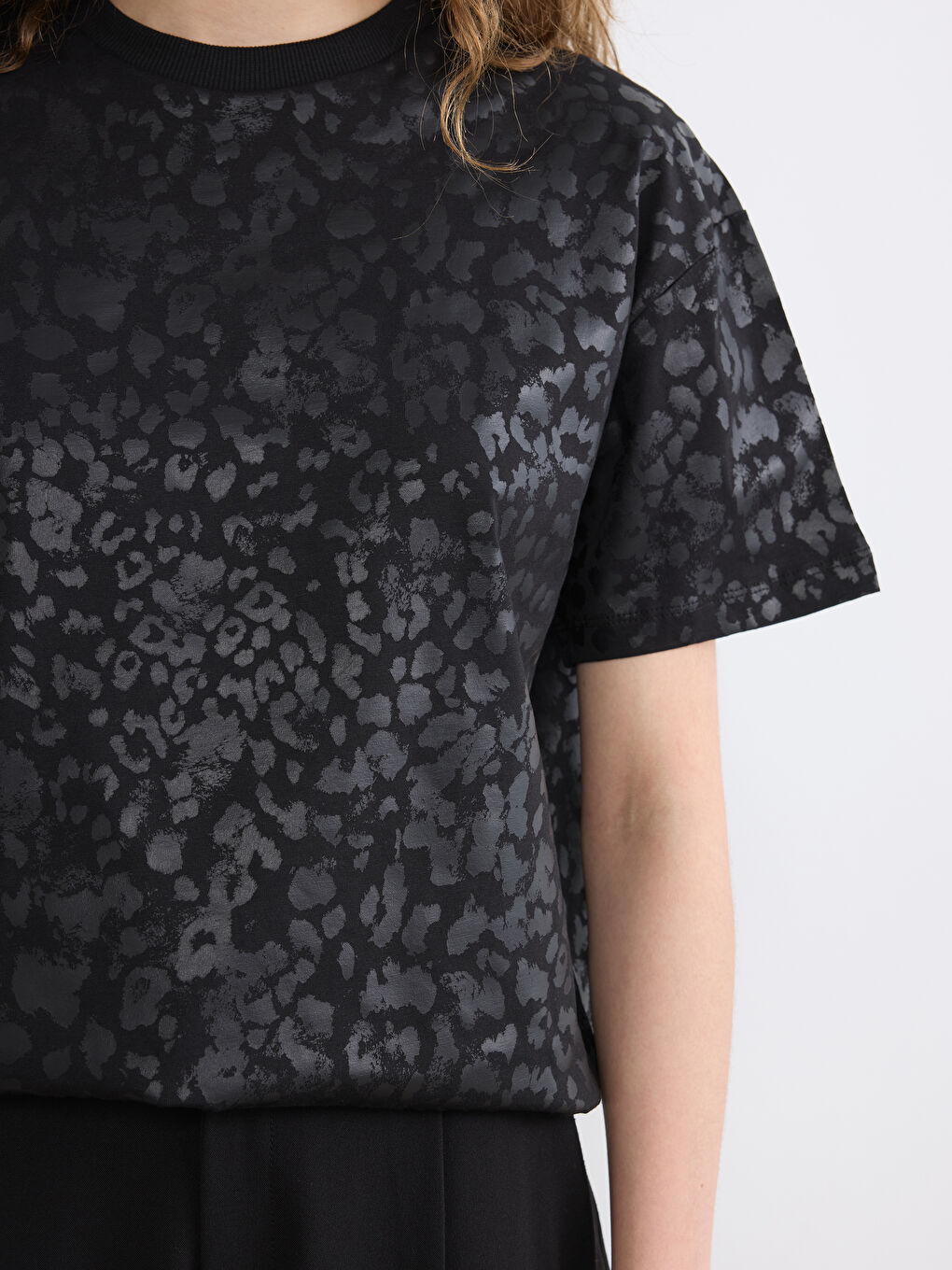 Siyah Bisiklet Yaka Leopar Desenli Kadın Tişört-2