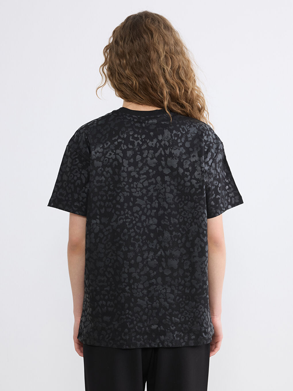 Siyah Bisiklet Yaka Leopar Desenli Kadın Tişört-3