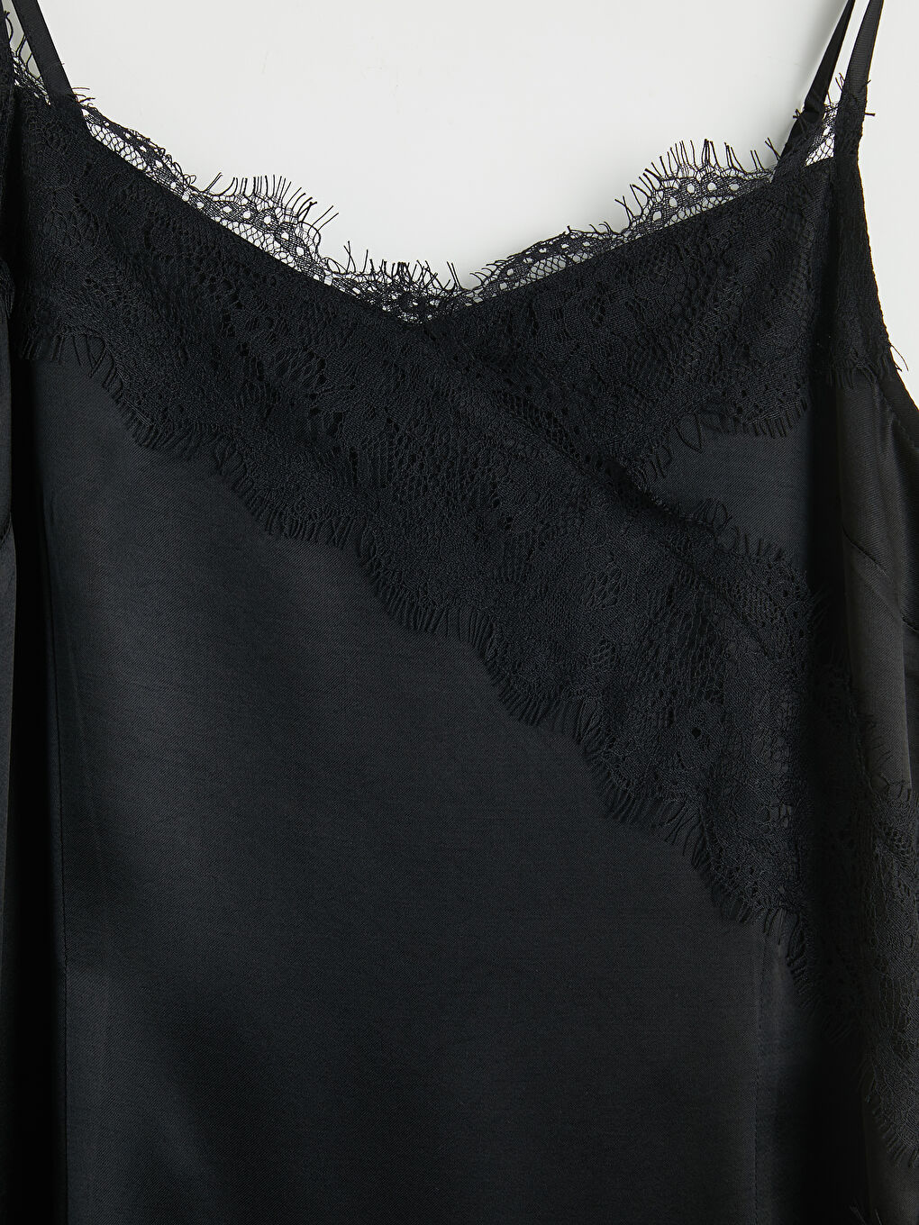 Siyah Dantel Detaylı İp Askılı Saten Mini Elbise-2