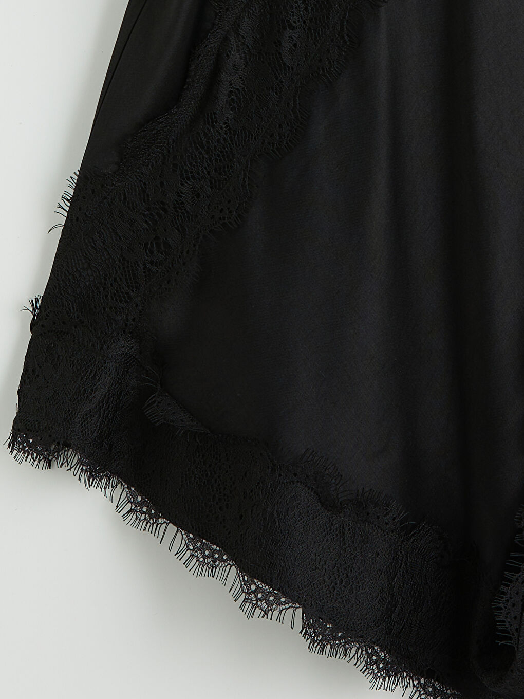 Siyah İp Askılı Dantel Detaylı Saten Mini Elbise-6