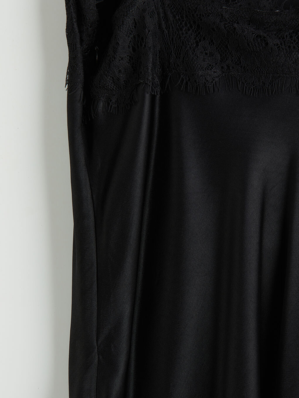 Siyah İp Askılı Dantel Detaylı Saten Mini Elbise-7