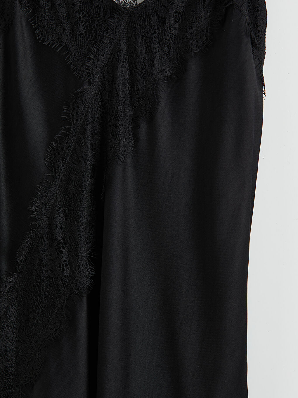 Siyah İp Askılı Dantel Detaylı Saten Mini Elbise-8