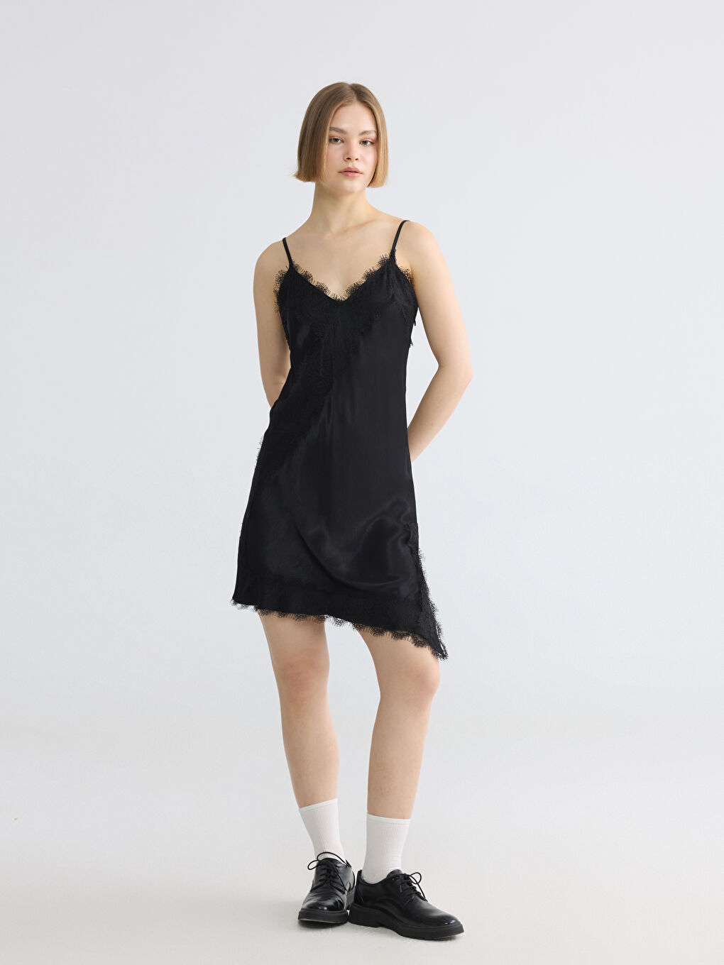 Siyah İp Askılı Dantel Detaylı Saten Mini Elbise-1