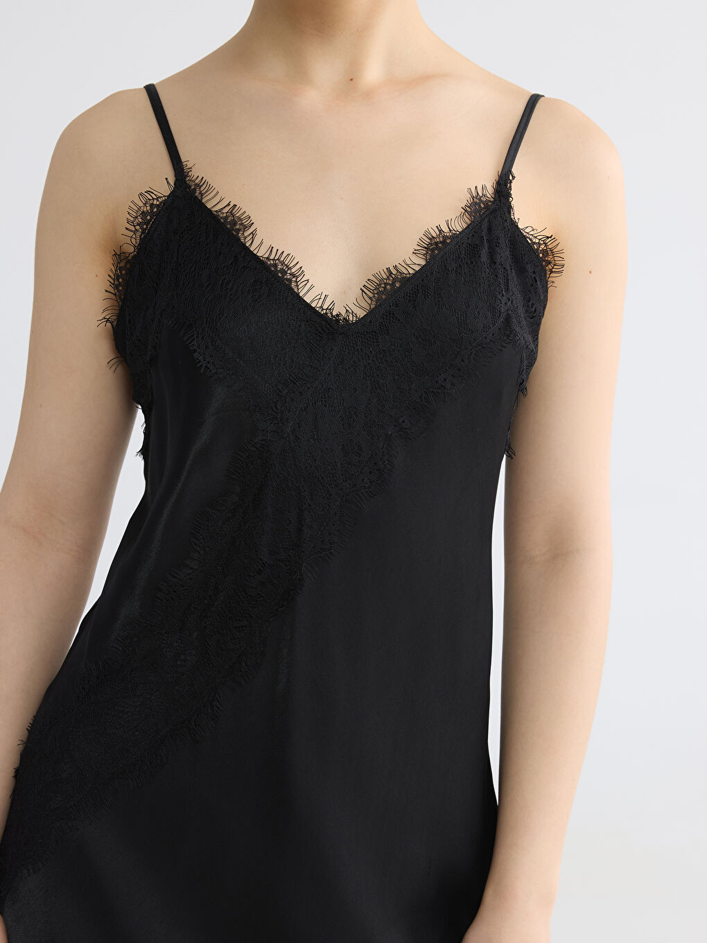 Siyah İp Askılı Dantel Detaylı Saten Mini Elbise-2