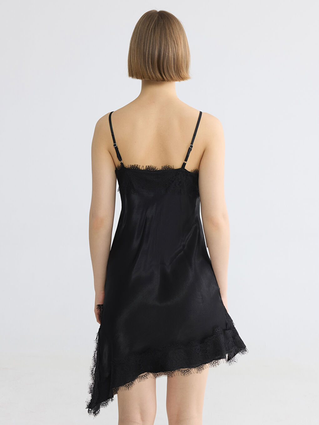 Siyah İp Askılı Dantel Detaylı Saten Mini Elbise-3
