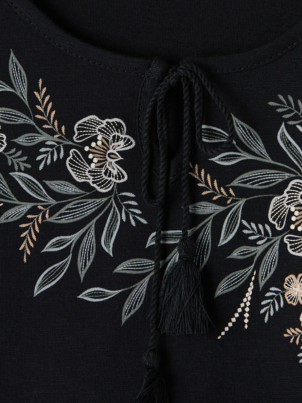 Siyah Bağlamalı Yaka Çiçek Nakışlı Bluz-6