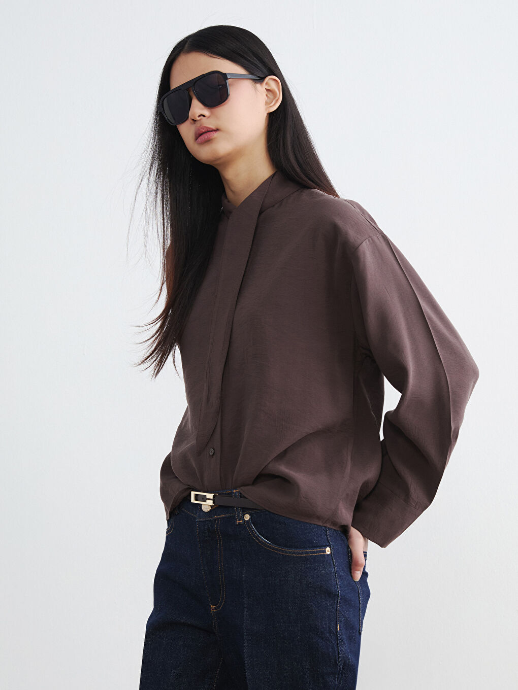 Kahverengi Fular Yaka Kadın Gömlek