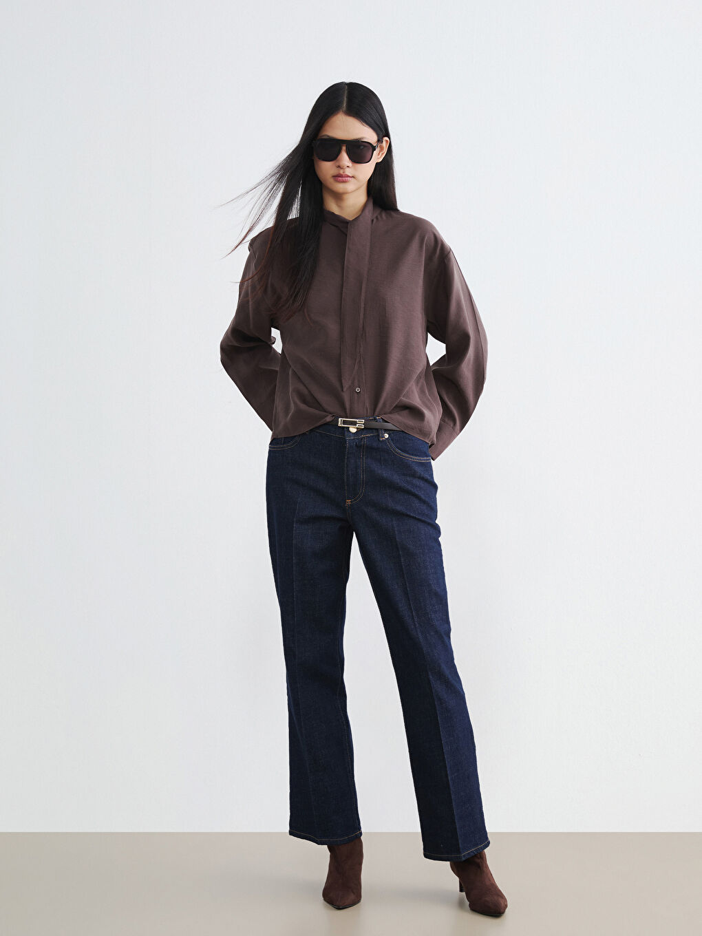 Kahverengi Fular Yaka Kadın Gömlek-1