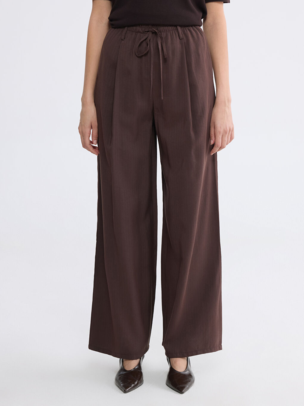 Женские брюки с эластичным поясом и широкими штанинами-1