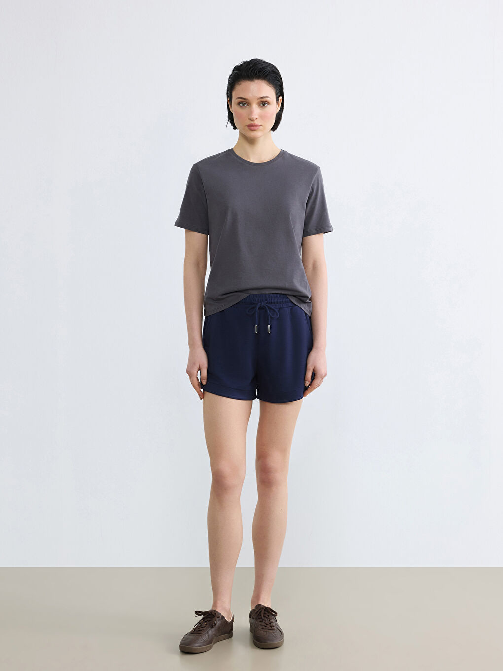 Gri Bisiklet Yaka Kadın Tişört-1