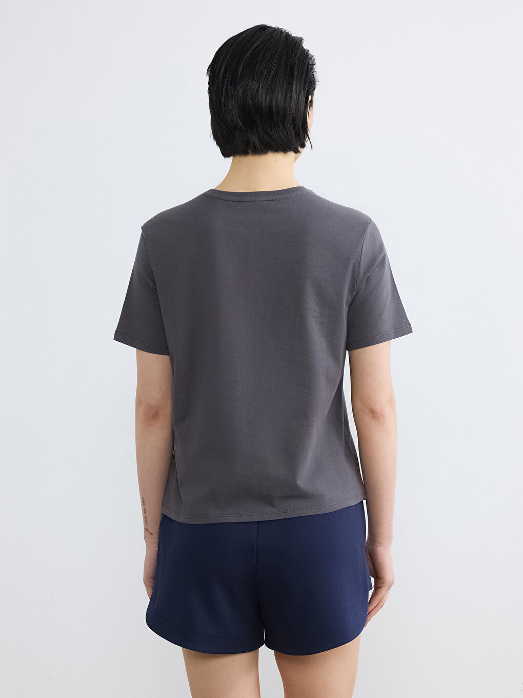 Gri Bisiklet Yaka Kadın Tişört-3